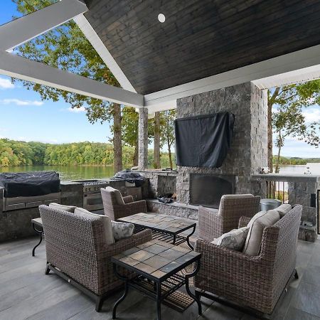 Rare Find Best Lot With Dock And Views On Lake Winchester ภายนอก รูปภาพ