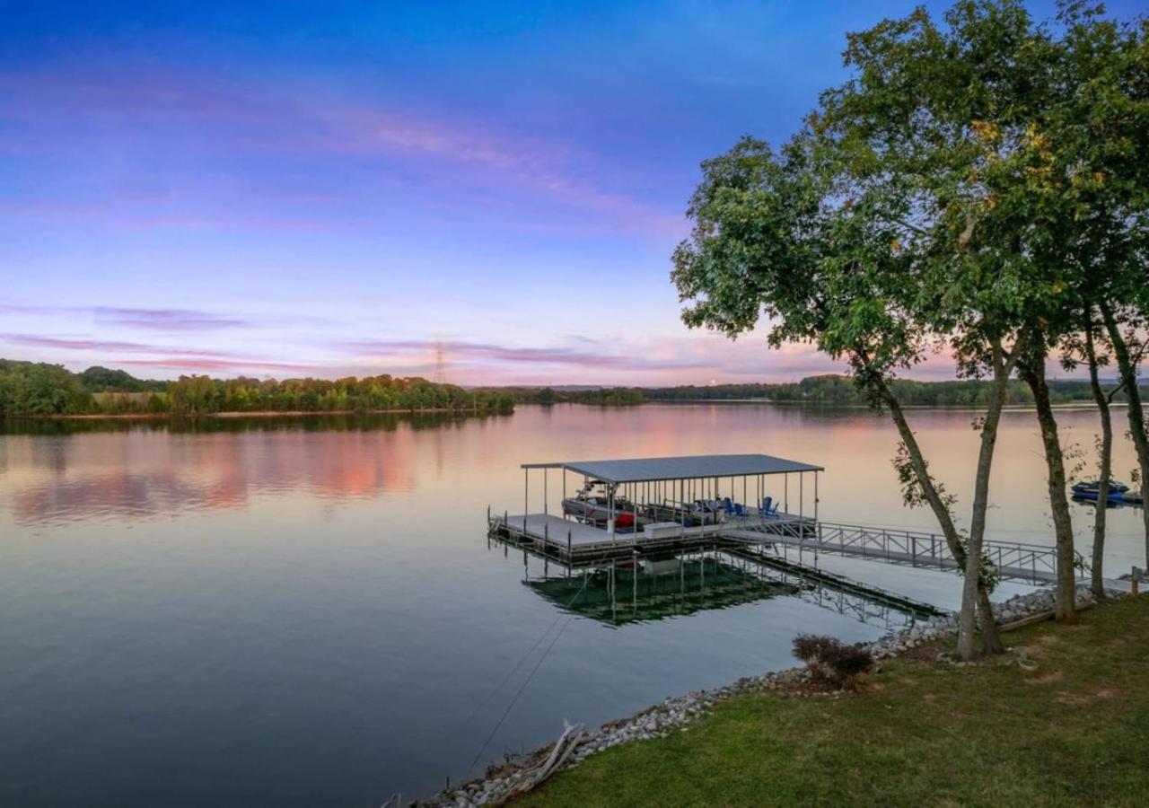 Rare Find Best Lot With Dock And Views On Lake Winchester ภายนอก รูปภาพ