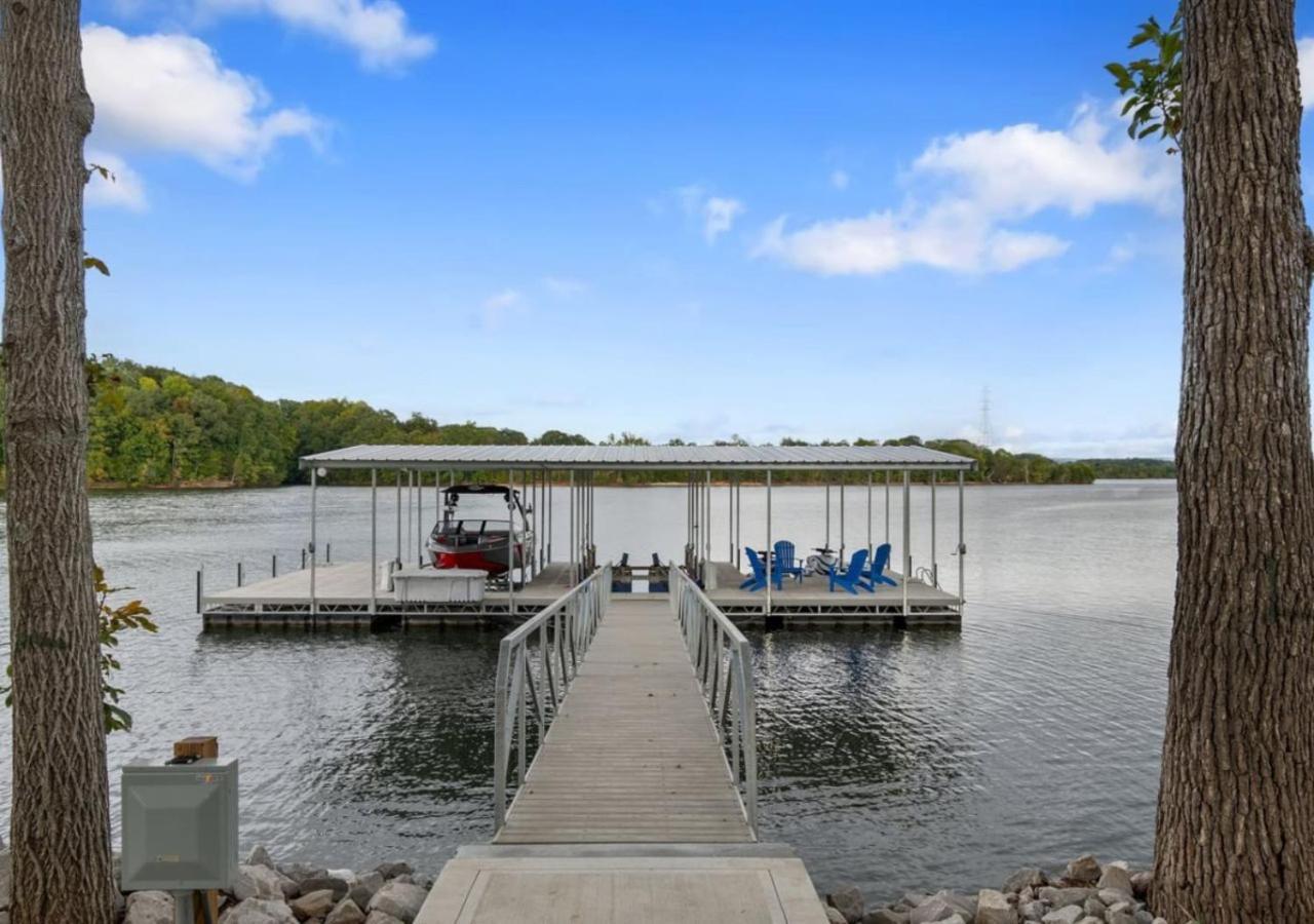 Rare Find Best Lot With Dock And Views On Lake Winchester ภายนอก รูปภาพ